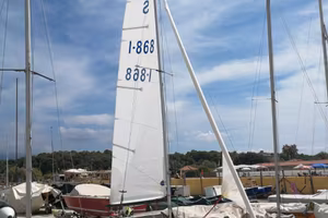 barca Alpa S (num. velico I-868), armata da regata