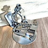 Ottico optometrista scultura viti e bulloni