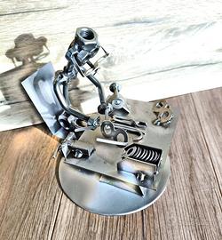 Ottico optometrista scultura viti e bulloni