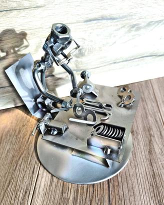 Ottico optometrista scultura viti e bulloni
