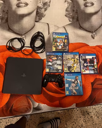 PlayStation 4 Slim + Controller + 5 Giochi + Cavi