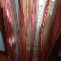 Tenda a righe di organza e vellutocon colori caldi