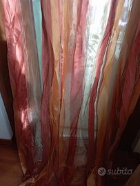 Tenda a righe di organza e vellutocon colori caldi