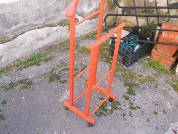 UOMO MORTO TINTA ARANCIO LEGNO CON ROTELLE