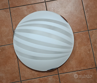 un lampadario da soffito e due applique da parete