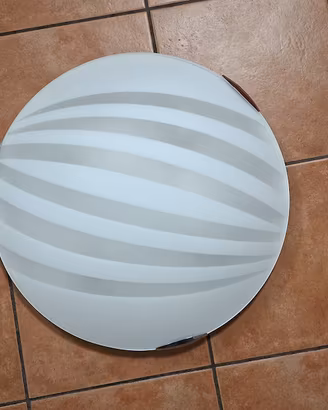 un lampadario da soffito e due applique da parete