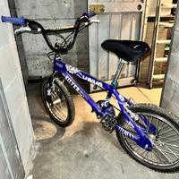 BMX blu elettrico