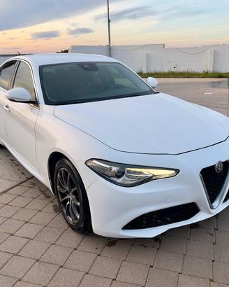 ALFA ROMEO GIULIA 2.2 JTDM 136CV AT8 
COME NUOVA 
