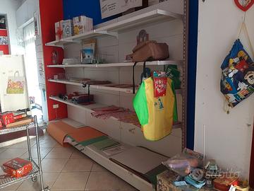 Scaffalatura a parete metallica di colore bianco