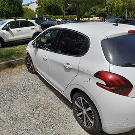  peugeut  208 allure 75 HP neopatentati 