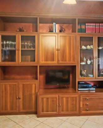 Splendida Parete Attrezzata in Legno 