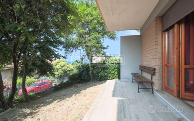 AMPIO TRILOCALE CON GIARDINO E POSTO AUTO