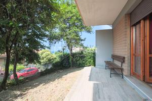 AMPIO TRILOCALE CON GIARDINO E POSTO AUTO