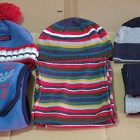 set di 3 cappellini con sciarpa abbinata, 5 anni