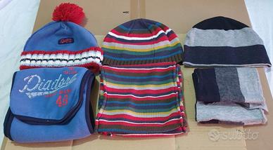 set di 3 cappellini con sciarpa abbinata, 5 anni