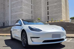 Tesla Model 3 LR dual motor 2023, 63k km e Autopil