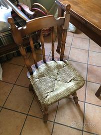 Due sedie in legno seduta in paglia
