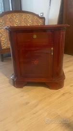 Coppia di comodini classici in legno