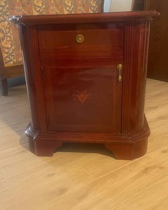 Coppia di comodini classici in legno