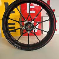 Cerchio anteriore Mv Agusta nero con profilo rosso