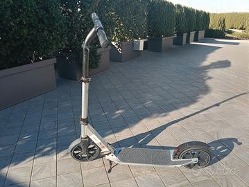 Monopattino Oxelo colore grigio metallizato