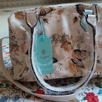 borsa bianca con decori farfalle e fiori