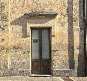 Immobile uso abitativo con giardino retrostante