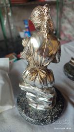 Statuina in resina lucida argentata
