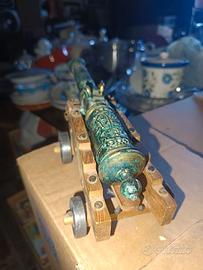 modellino da collezione di un cannone navale