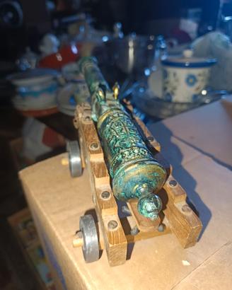 modellino da collezione di un cannone navale