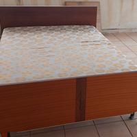 Letto matrimoniale con testiera