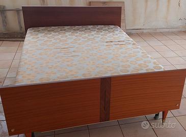 Letto matrimoniale con testiera