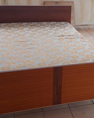 Letto matrimoniale con testiera