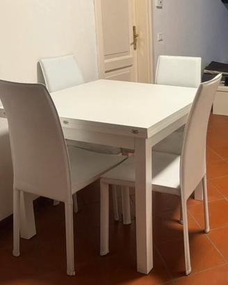 Tavolo bianco allunganile 90x90 (90x180) e 4 sedie