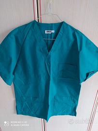 Completo camice e pantaloni da chirurgo
