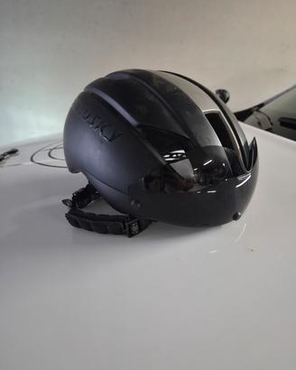 Casco bici con lente integrata. 