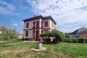 Villa di 1007 m² con più di 5 locali e box auto do