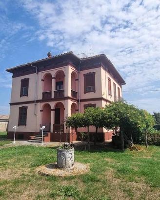 Villa di 1007 m² con più di 5 locali e box auto do