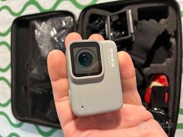 GoPro Hero 7 White + accessori