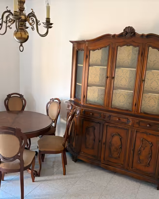Soggiorno - credenza tavolo tondo divano poltrone