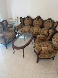 Salotto classico in legno intagliato