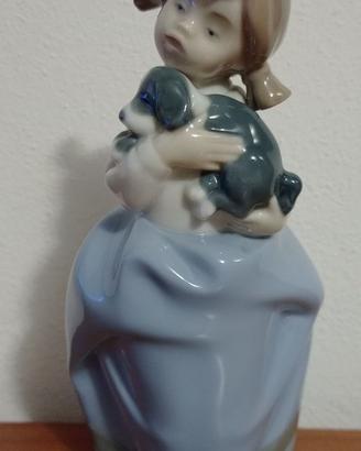 NAO statuina bimba con cagnolino