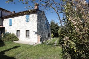 Casa con giardino indipendete su 3 lati