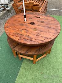 Tavolo da esterno con sgabelli