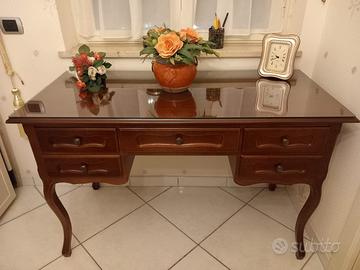 Scrivania e specchio