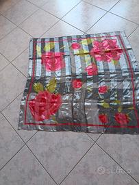 Foulard fantasia grigio e rose con petali 
