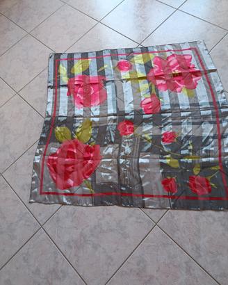 Foulard fantasia grigio e rose con petali 