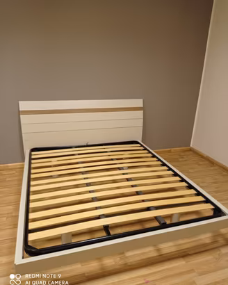 Letto matrimoniale moderno