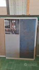 rivestimenti bagno colore blu e dorato 