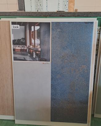 rivestimenti bagno colore blu e dorato 